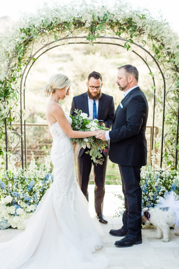 Micro wedding ceremony in front of a flowered arch, planned by micro wedding planner, Justine Fritz